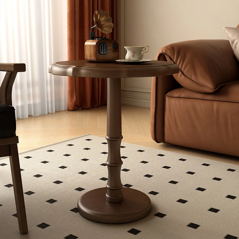 طاولة قهوة صغيرة من الخشب الصلب الفرنسي في العصور الوسطى لغرفة المعيشة وأريكة جانبية وشرفة صغيرة للشقة