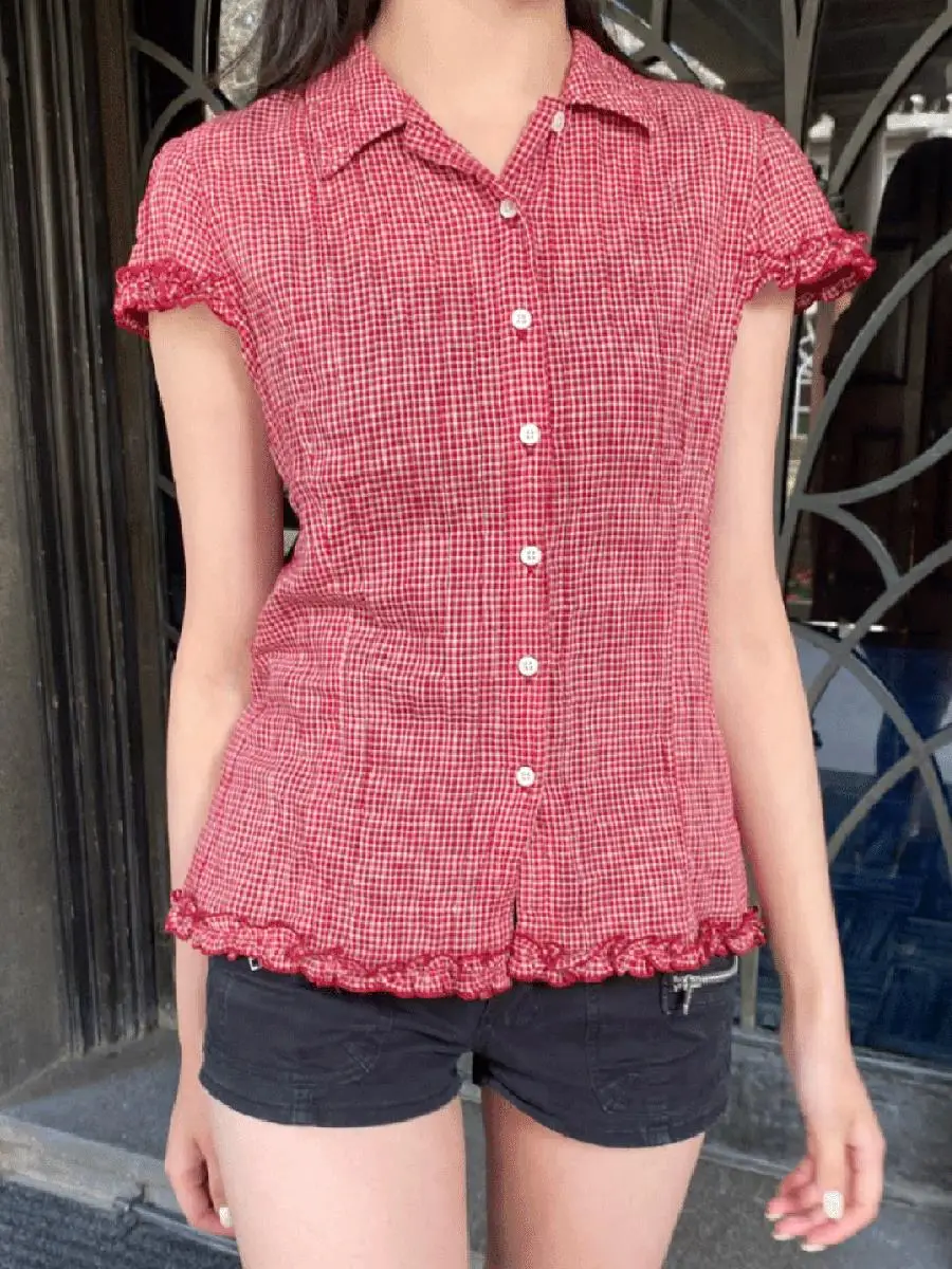 

Новая женская летняя хлопковая блузка-футболка с коротким рукавом, красная в клетку, с рюшами, отложным воротником и однобортной застежкой, в милом стиле преппи, приталенная.