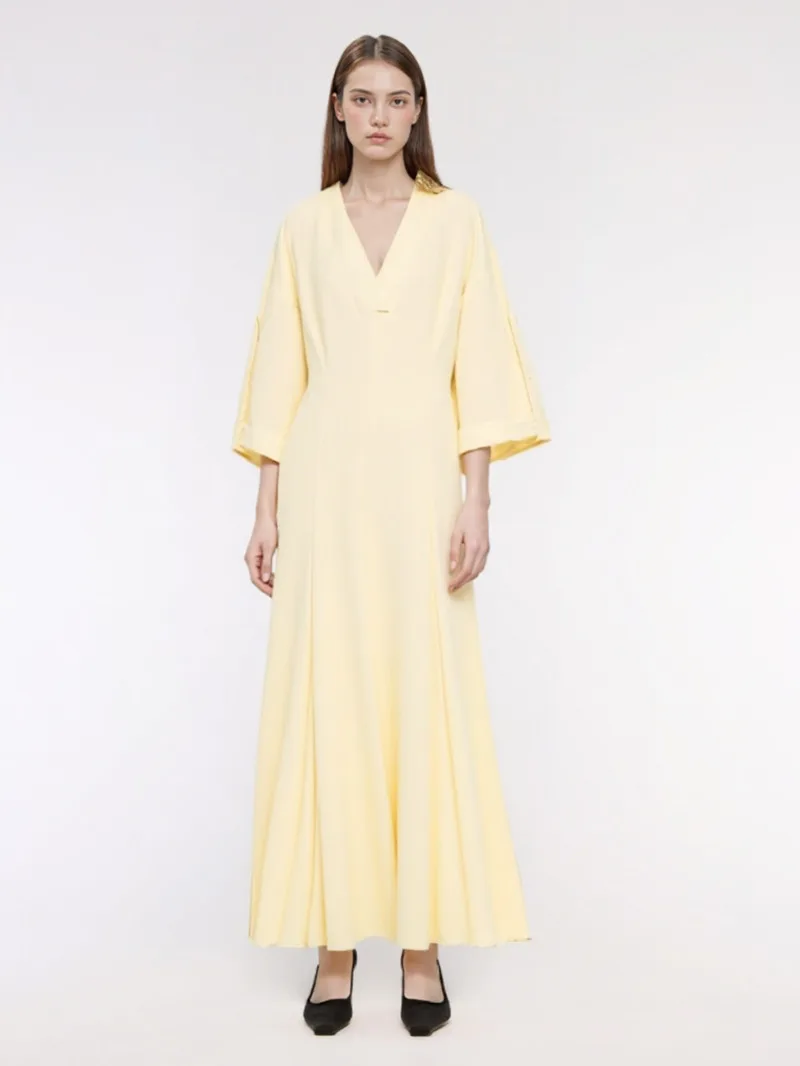 เดรสเสื้อเชิ้ตผู้หญิงแฟชั่นลำลอง คอวี แขน 3/4 สีพื้น เรียบหรู สไตล์สตรีท ความยาวปานกลาง รุ่นปี 2025 ZXCU