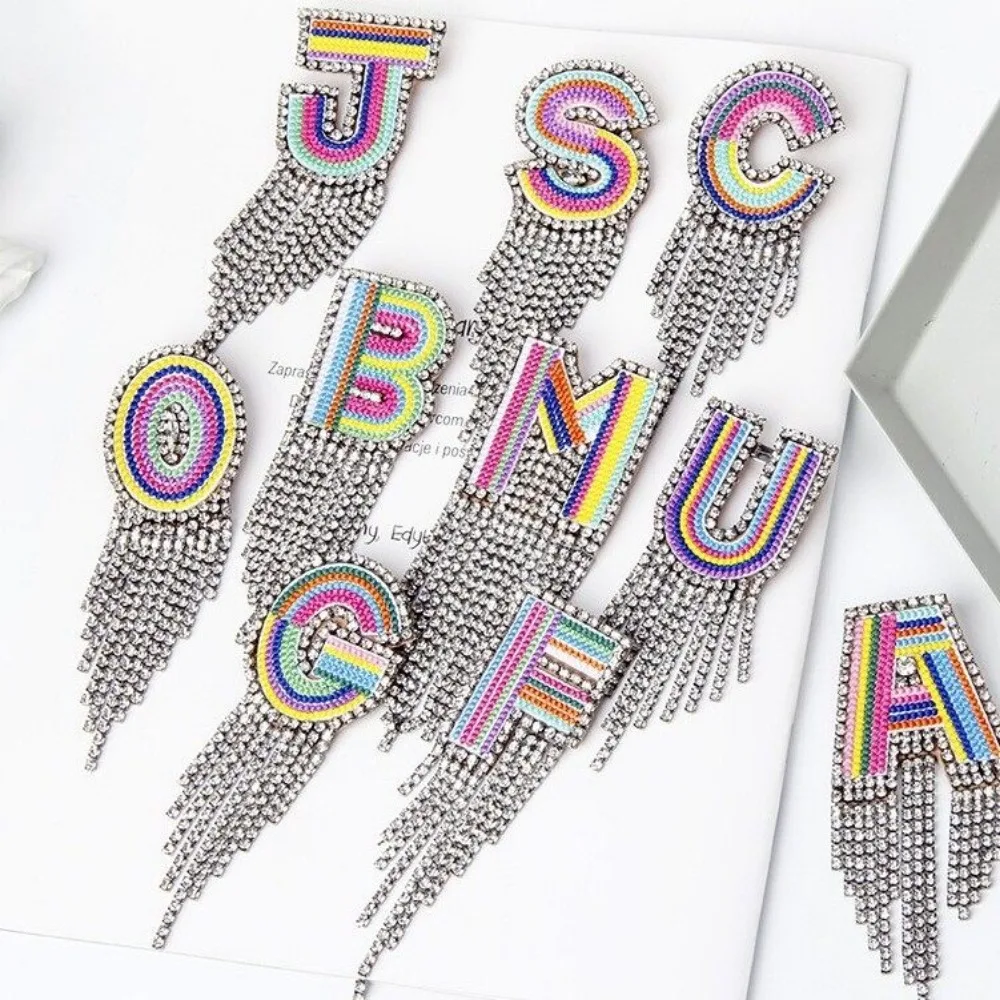 Fashion Letter Brooch Badge, Multicolor Glittering Rhinestone Initial Tassel Lapel Pin for Women, Cute Collar Clips, Party Gift