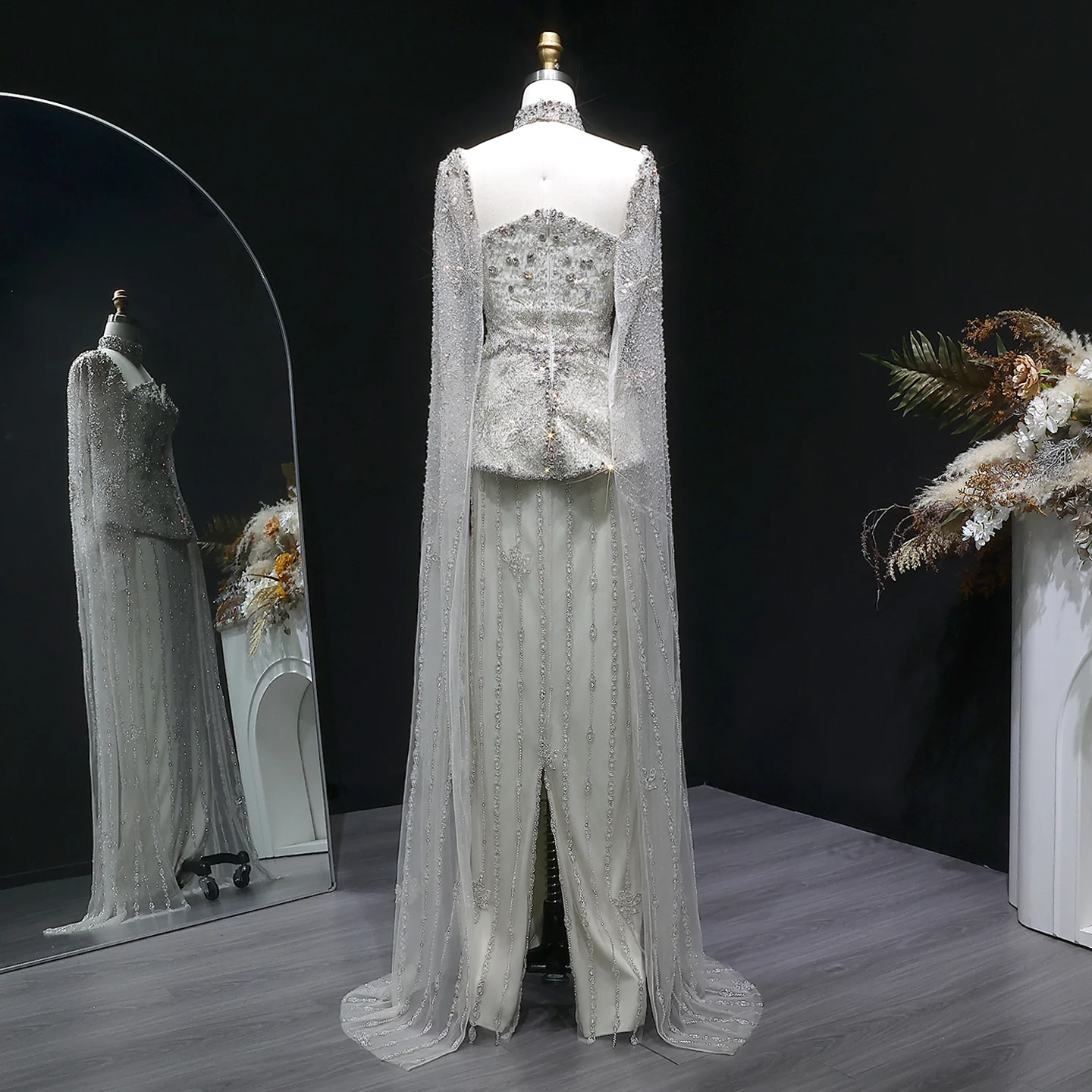 Sharon Said Dubai Luxuriöses Silbernes, Stark Perlenbesticktes Meerjungfrauen-Abendkleid mit Cape-Ärmeln, Arabisches Damen-Formelles Partykleid SS531 Maßanfertigung – Detail 9