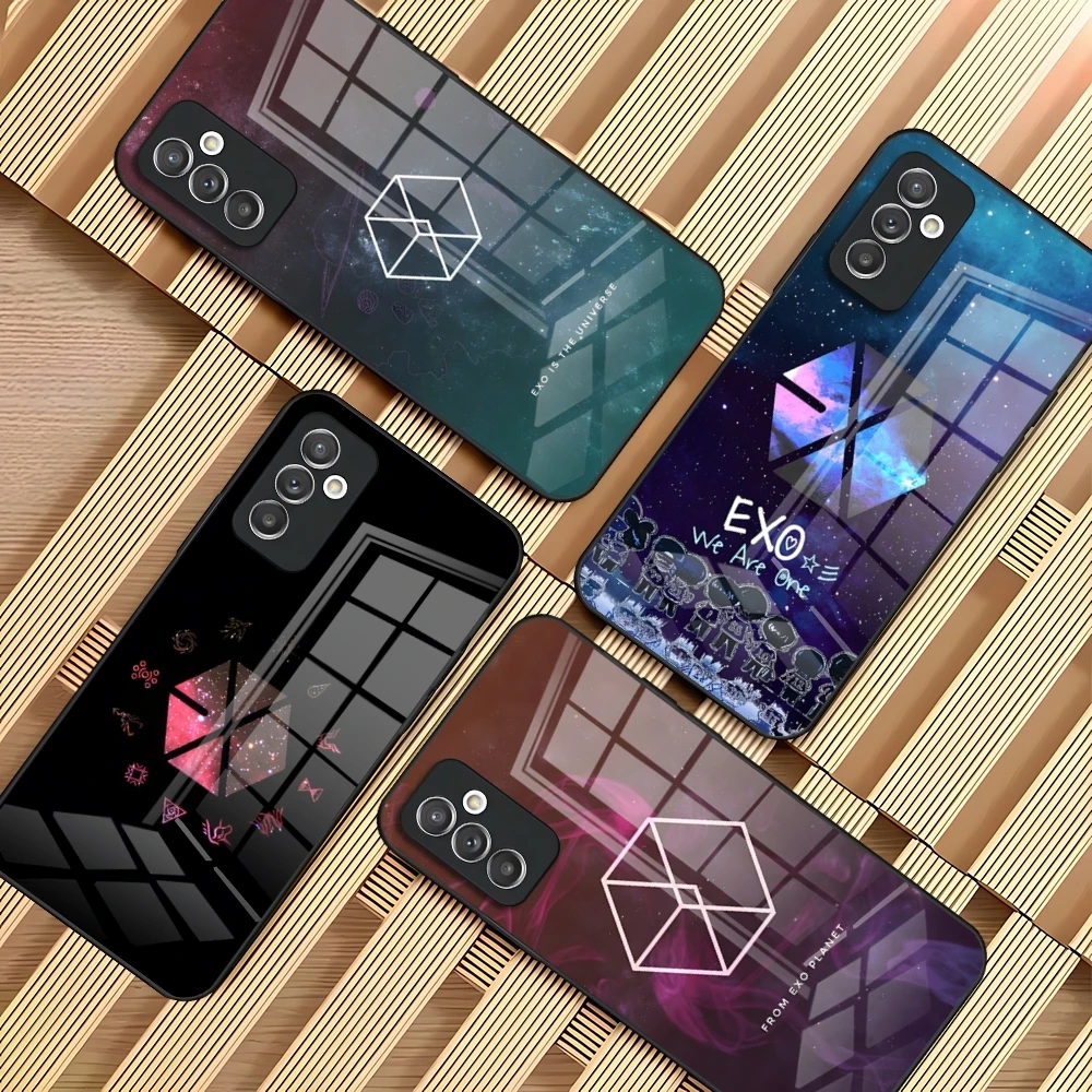 حافظة لهاتف سامسونج S20 S30 S21 S32 S23 S24 S9 S10E نوت 20 10 Pro Ultra Plus غطاء زجاجي فاخر