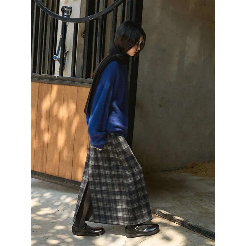 

Light brushed straight-cut plaid skirt with a back slit, a slimming skirt that hides flesh