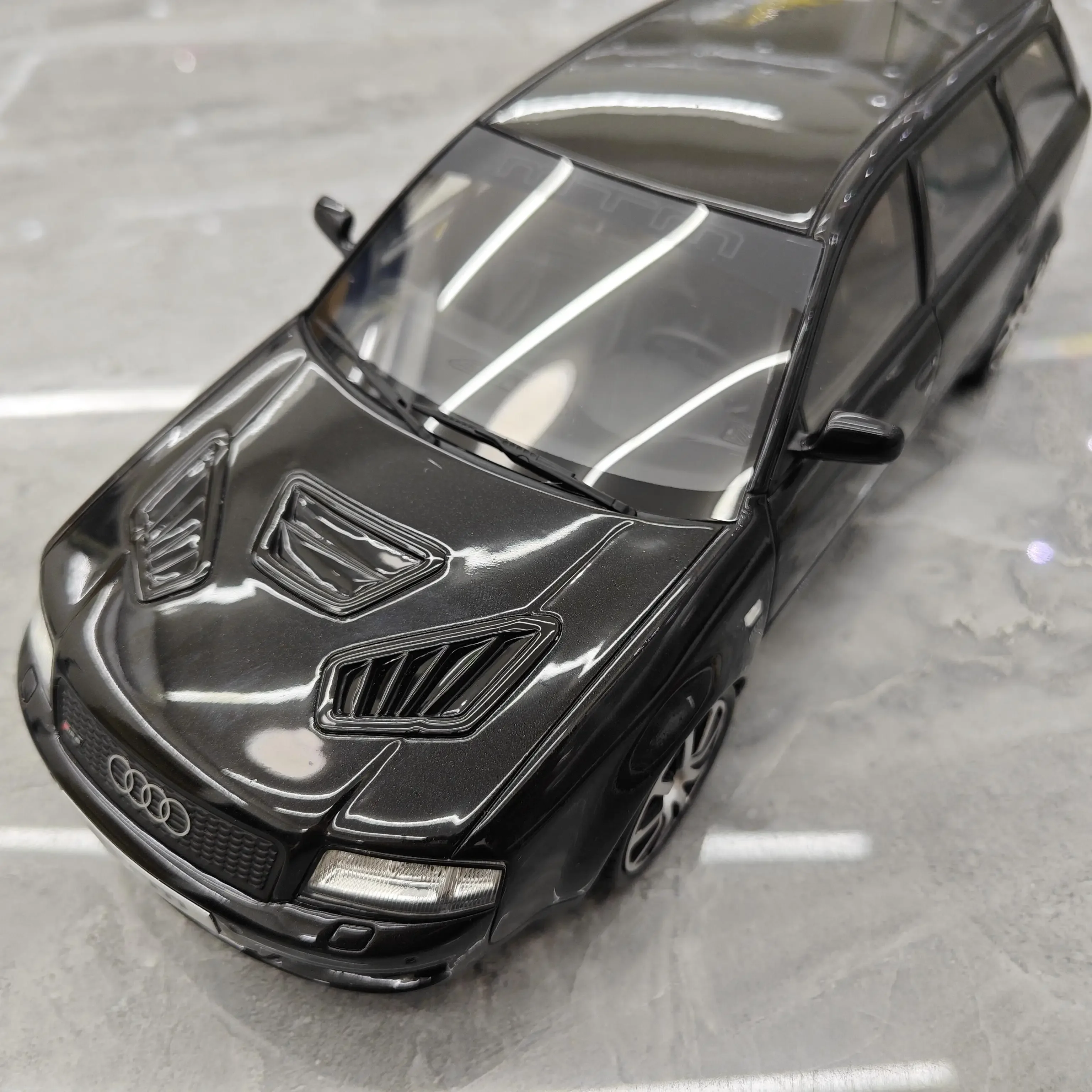 Audi AUDI RS6 CLUBSPORT 2004 Simulation Resin Car Model 1 18 Collection Ornament