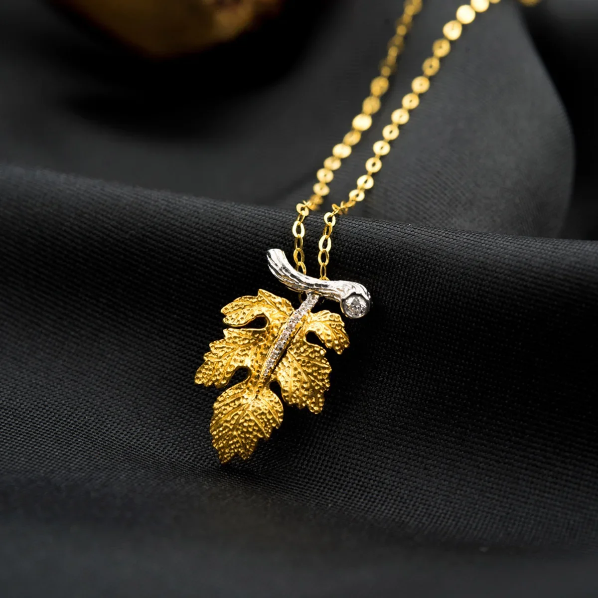 

2025 Hot Selling Brand Women's Maple Leaf Necklace Fashionable High-end Jewelry Suitable for Gift Giving To Friends