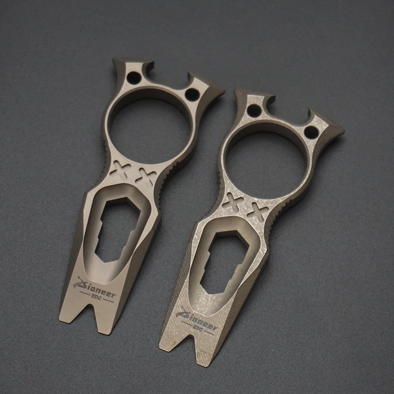 Palanca multifuncional de aleación de titanio con hebilla, abridor de botellas con orificio, llave de especificación múltiple, herramienta EDC para acampar al aire libre