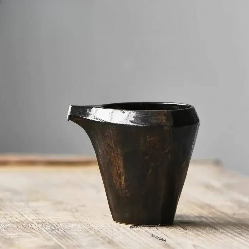 Jarra de Té de Cerámica Estilo Wabi-Sabi de 180 ml, Hecha a Mano en Japón, Divisor de Té Zen, Jarra Triangular para Café y Té