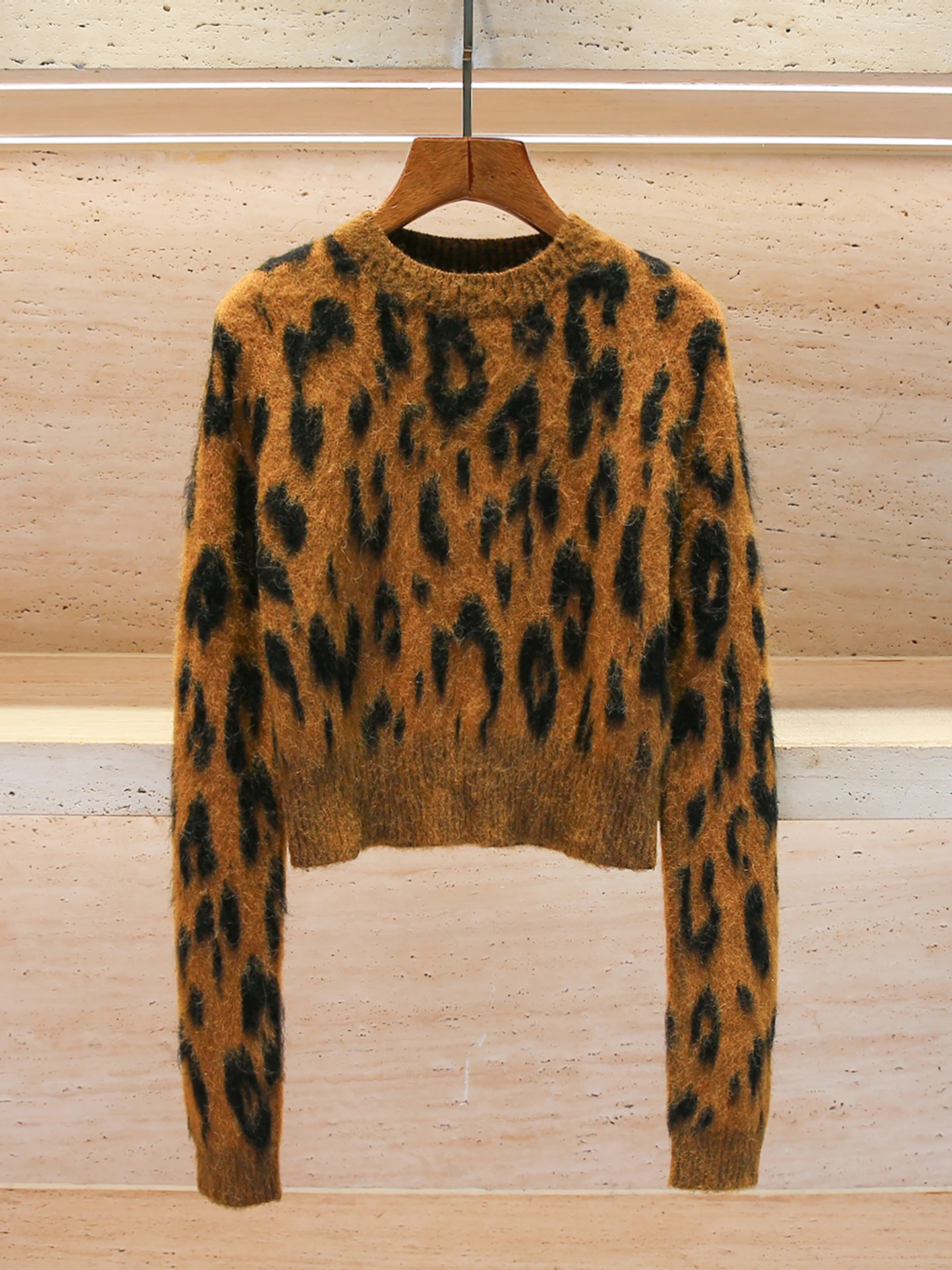 

Высококачественный женский модный осенне-зимний новый маленький дизайн с леопардовым принтом и вышивкой, удобный вязаный топ на середину и кражи...