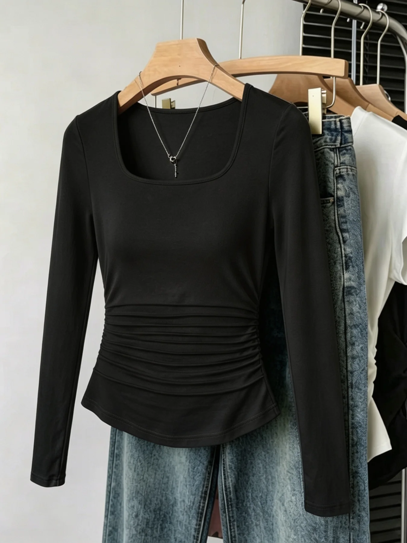 4-teiliges, lässiges, bequemes Damen-Set mit eckigem Ausschnitt, tailliertem Schnitt, einfarbigem Langarm-T-Shirt und Top – Detail 4