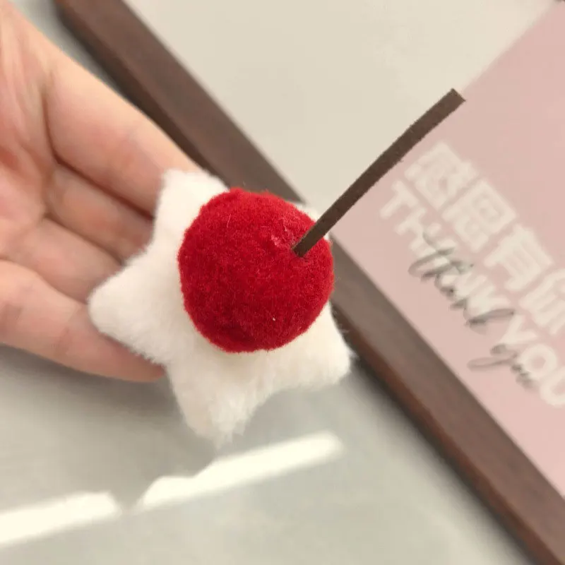 30 Stück selbstklebende Plüschstoff-Accessoires, Baby-Kirsch-Kuchen-Applikationen in Rot für Hüte, Taschen, Kleidung, Materialien, Aufnäher – Detail 7