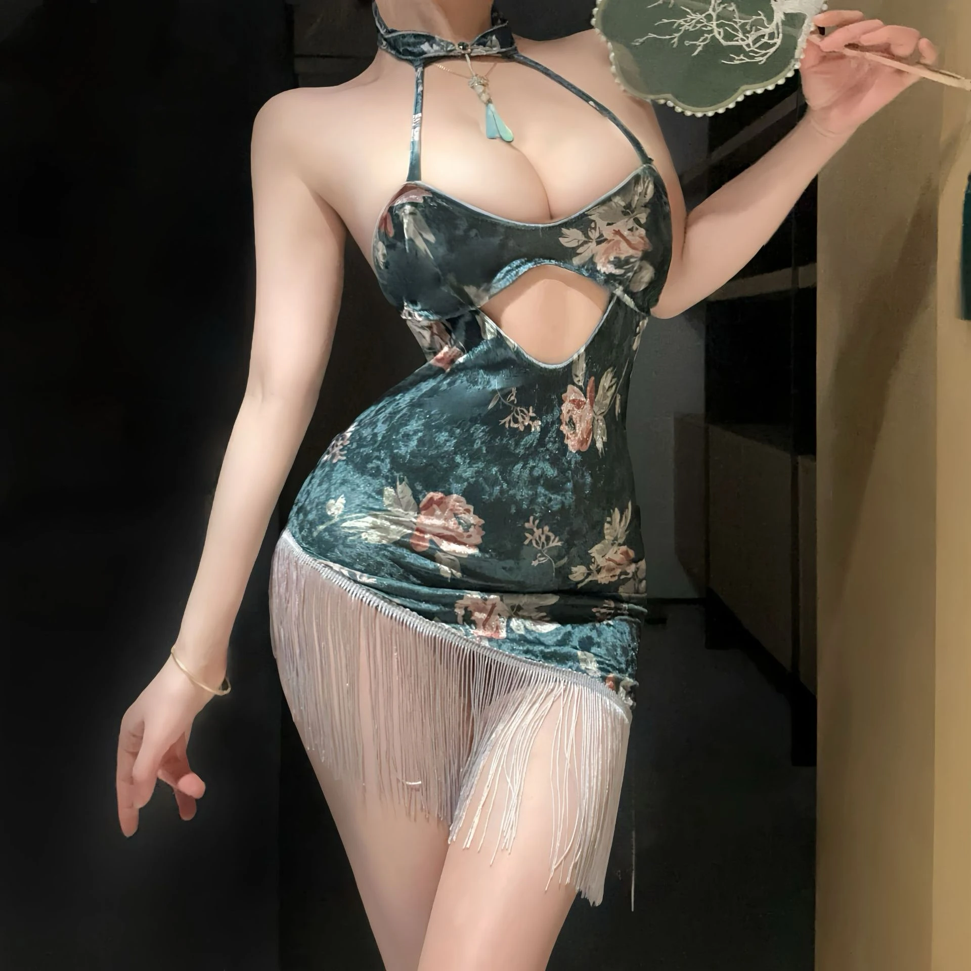 

This is a set of ancient-style cheongsam with velvet printing and pure allure, featuring a body-hugging skirt L702