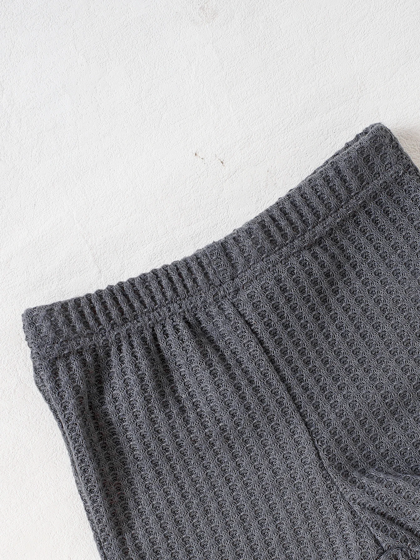 2-teiliges Sommer-Outfit-Set für Babys (Jungen) in Dunkelgrau, Waffelstrick, Henley-Tanktop + elastische Shorts, lässiger Ins-Stil, Alltags-/Freizeitkleidung – Detail 6