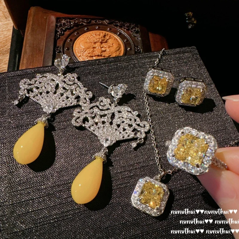 

Twilight Yellow Fat Square Gemstone Earrings Rich Family Gold Plating18KGold Goose Yellow Zircon Ice Flower Cut Necklace Suit
