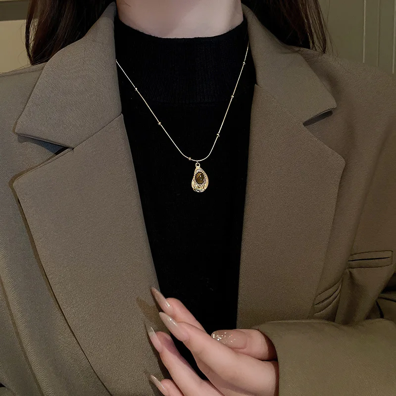 

DUTRIEUX Natural Stone Titanium Steel Pendant Necklace Rhinestone Flower Oval Gold Color Charm Sweater Chain Jewelry for Women