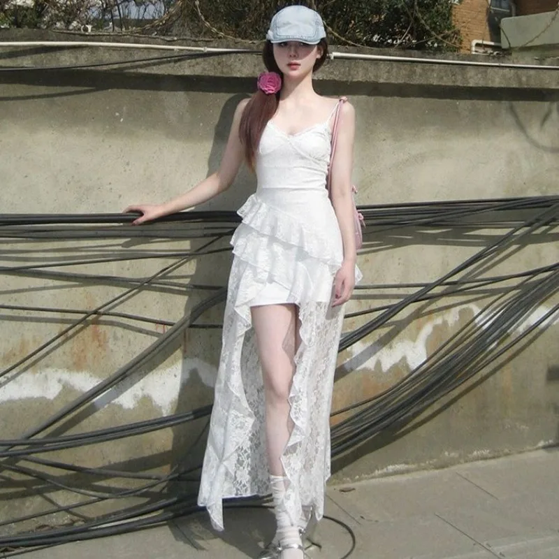 Biała koronkowa sukienka na ramiączkach, letnia, w stylu wróżki, idealna na wakacje nad morzem, asymetryczna długa sukienka.