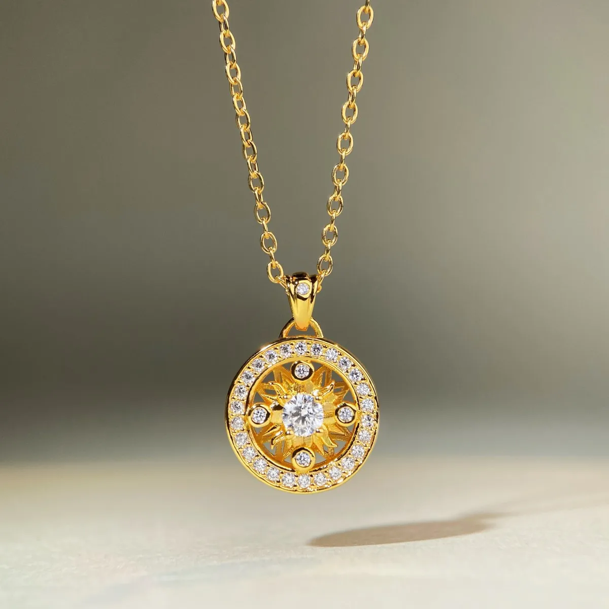 

Ancient-style small compass pendant necklace, plated with AU9999 and decorated with diamonds