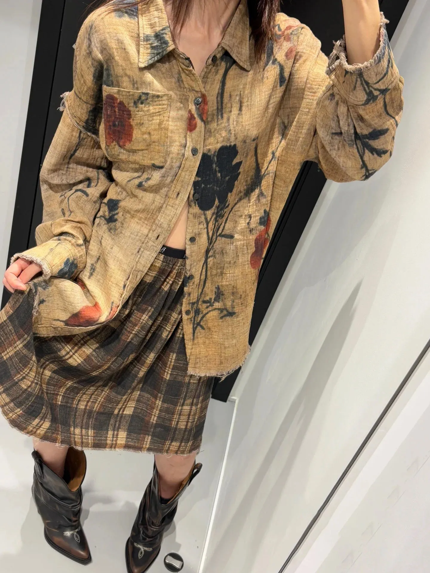 

This 2025 new French retro design is loose and slimming, versatile and can be worn on both sides with long-sleeved shirts