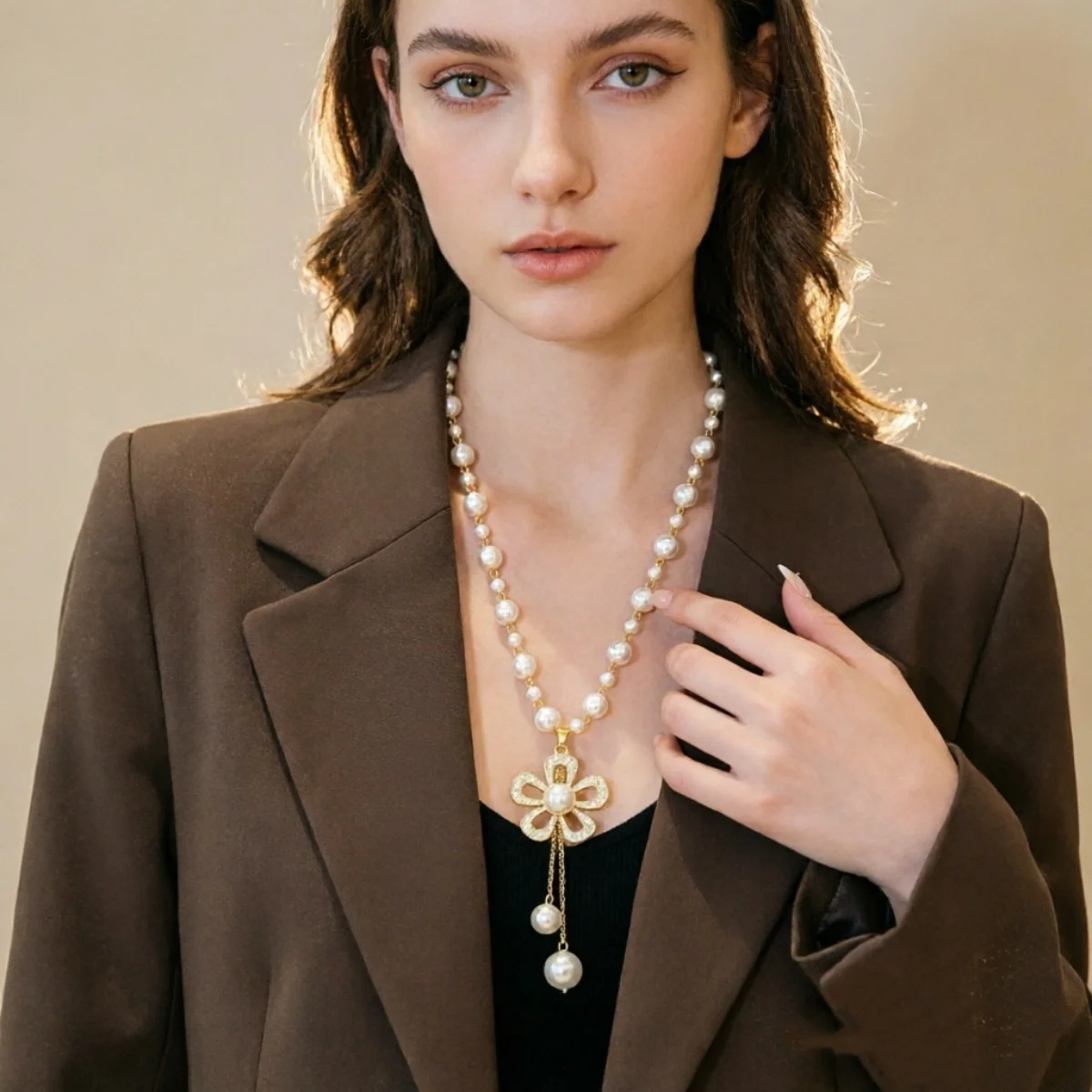 Elegante französische Strass-Perlenblumen-Halskette mit langer Kette für Damen und Herren, zarte florale Quasten-Choker-Schmuckstücke – Detail 18