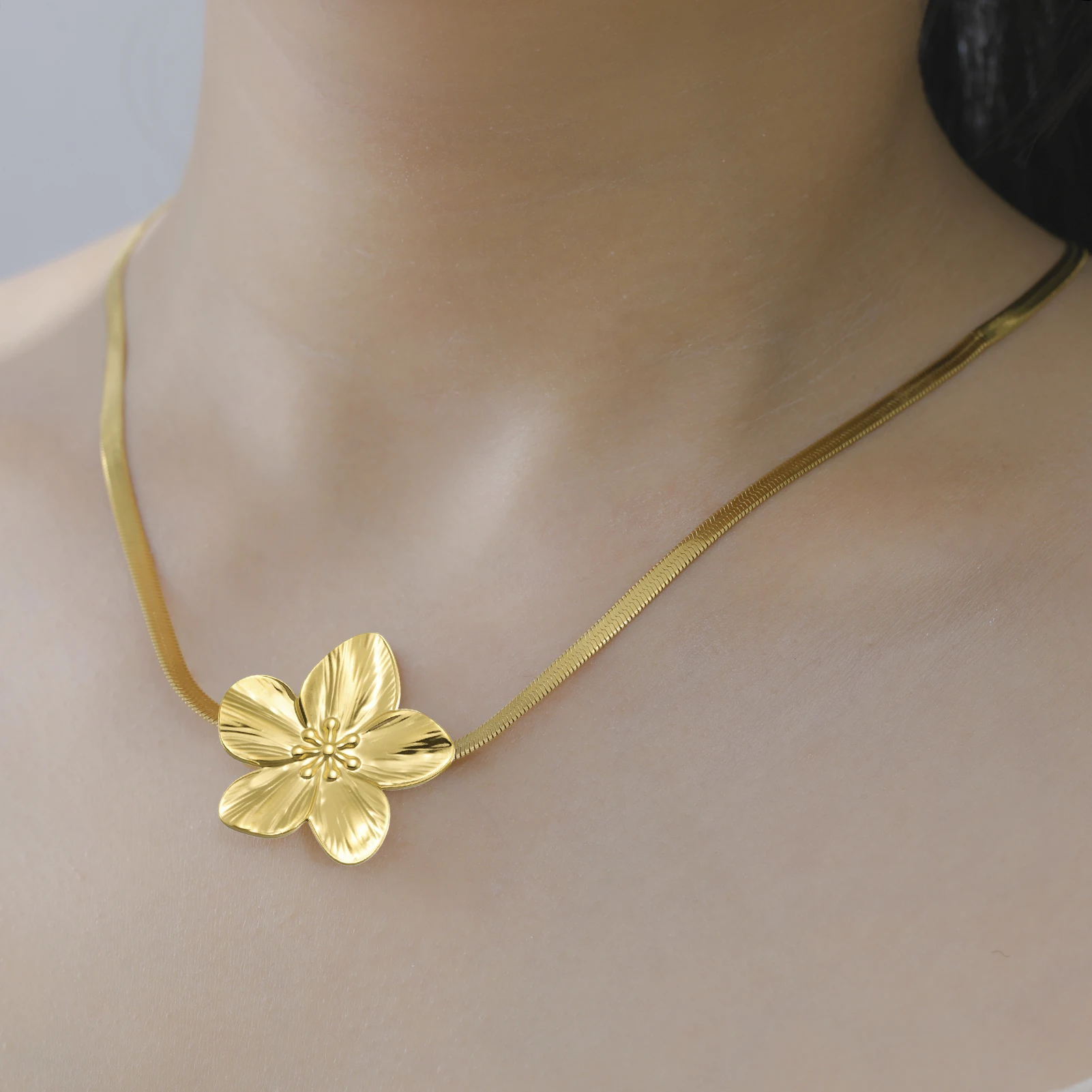 Vintage-Halskette mit großer Blume und Schlangenkette aus Edelstahl, romantischer und modischer Blumenschmuck, Partygeschenk