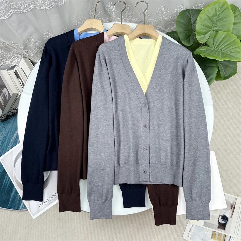 

Модный комплект из двух предметов: вязаный свитер с V-образным вырезом и кардиган в стиле колор-блок для женщин, осенний сезон 2025 года, три варианта цвета, доступно.