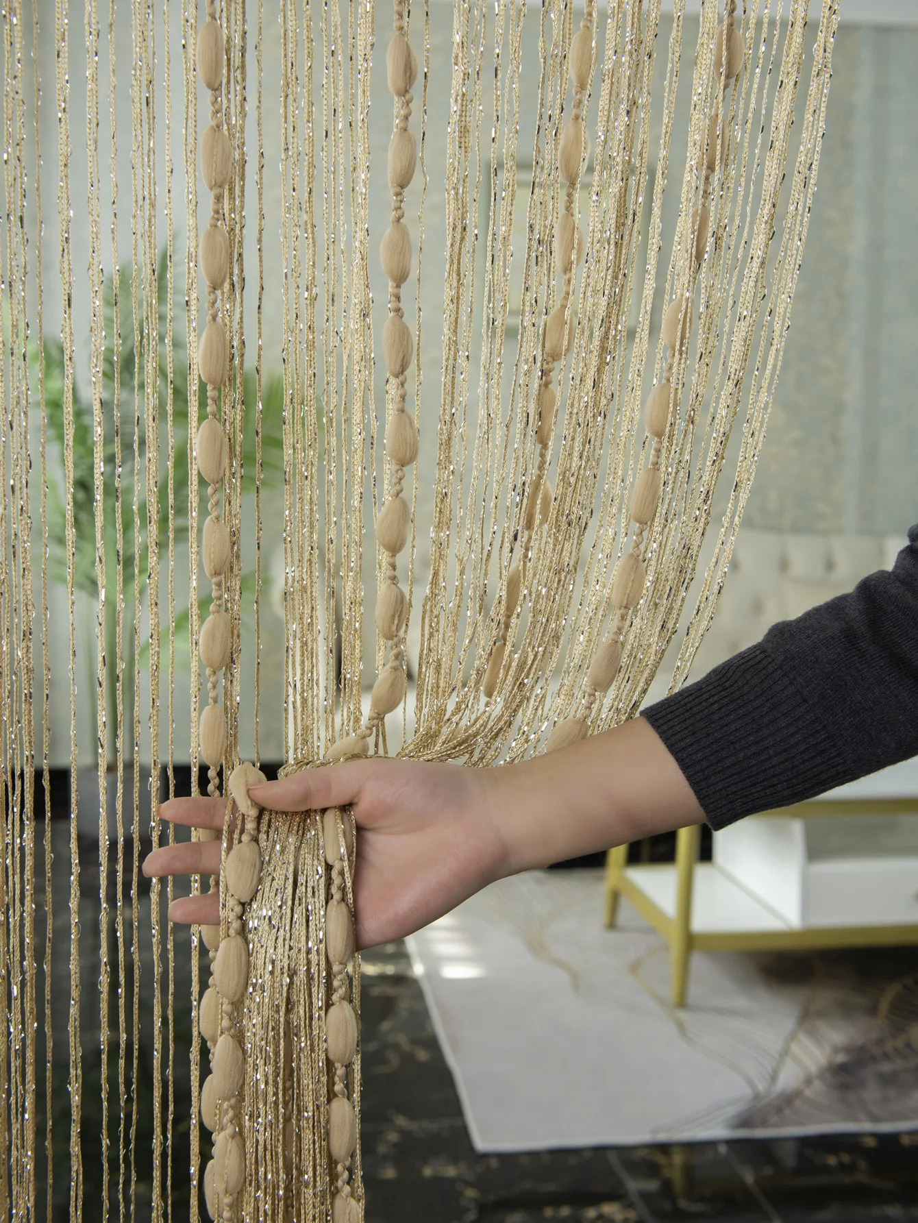 

Gold and silver pearl curtains, used for home decoration in the foyer and bedroom, with gourd curtains