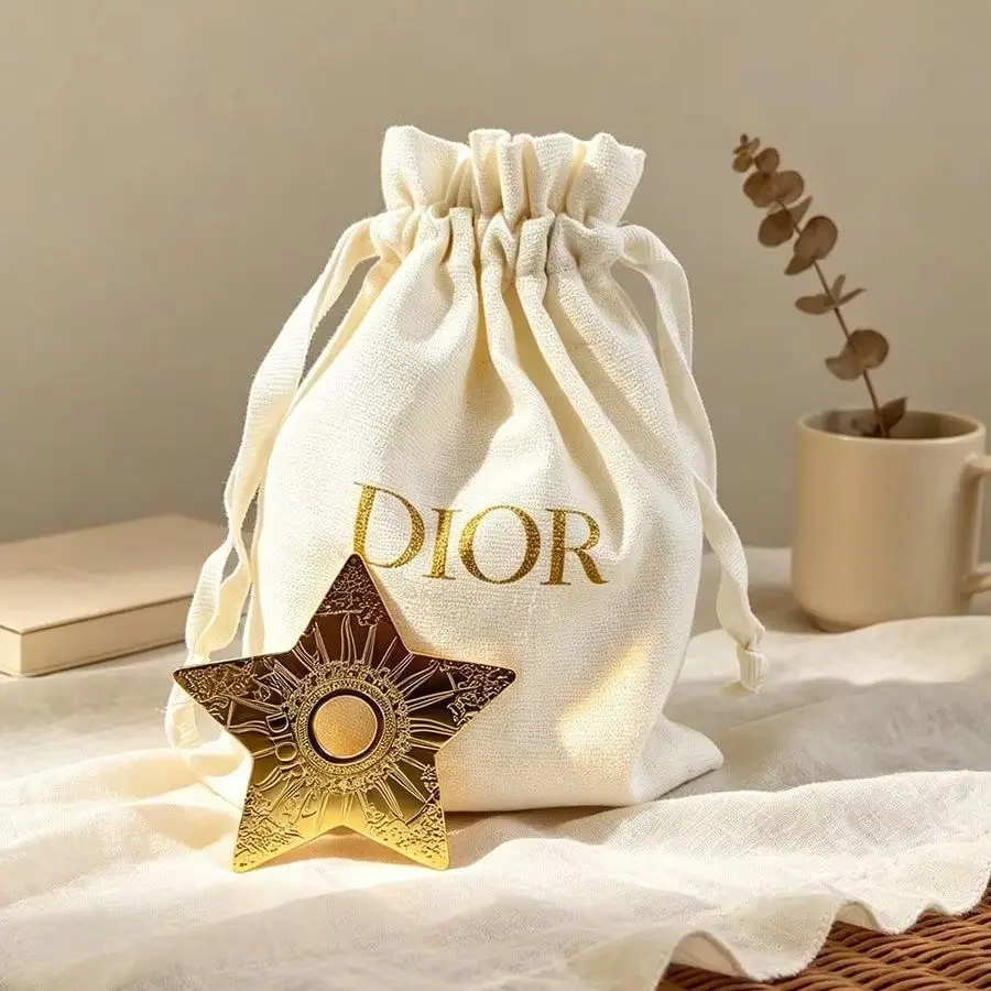 Image of Dior Off-White Canvas Kordelzugbeutel mit Sternendekor, Kosmetiktasche, Aufbewahrungstasche für Puderquasten, Luxusgeschenk für Frauen