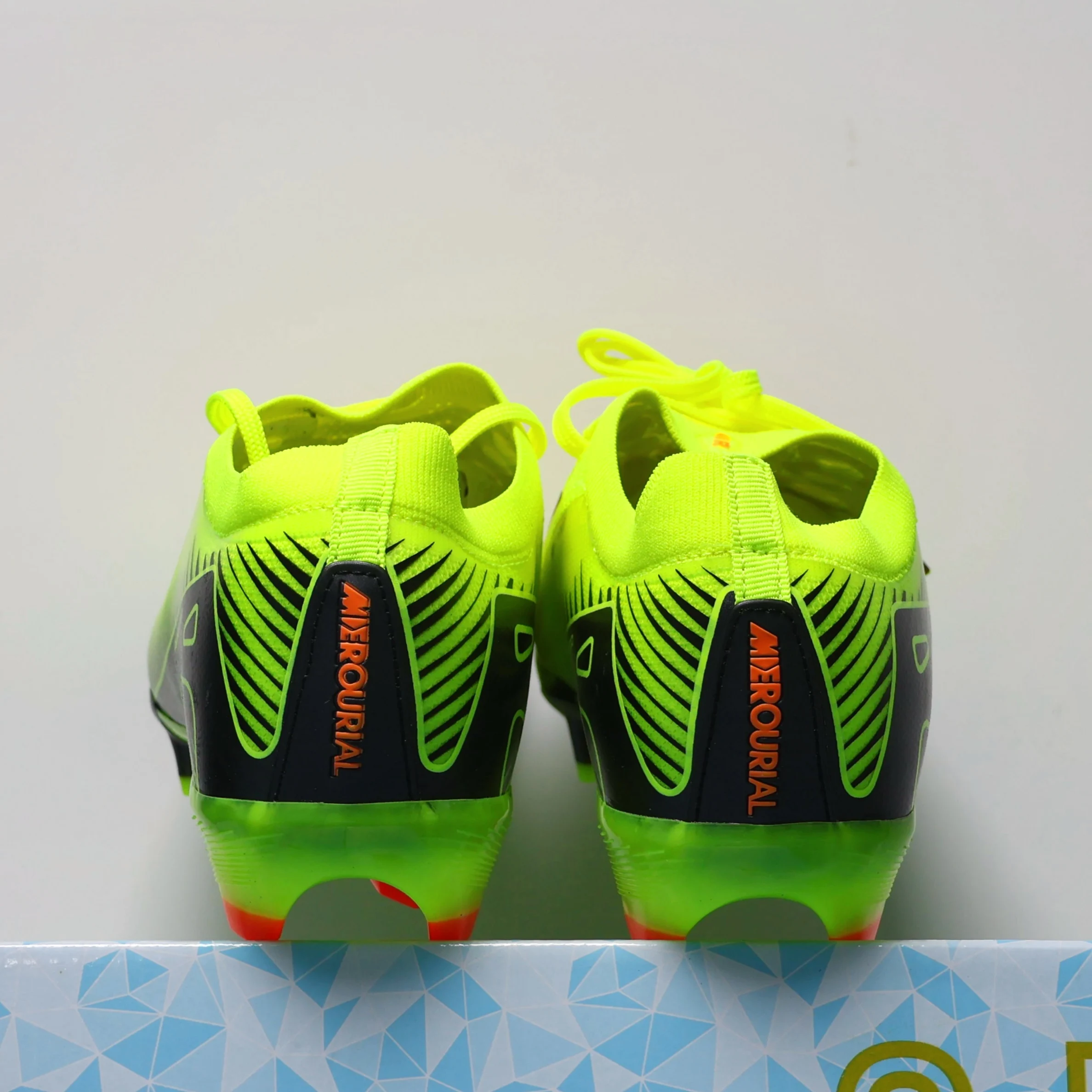 High Quality Mens Soccer Shoes Ultralight Turf Soccer Cleats Kids Sneakers TF/FG Training Football Boots Chuteira Campo 8516