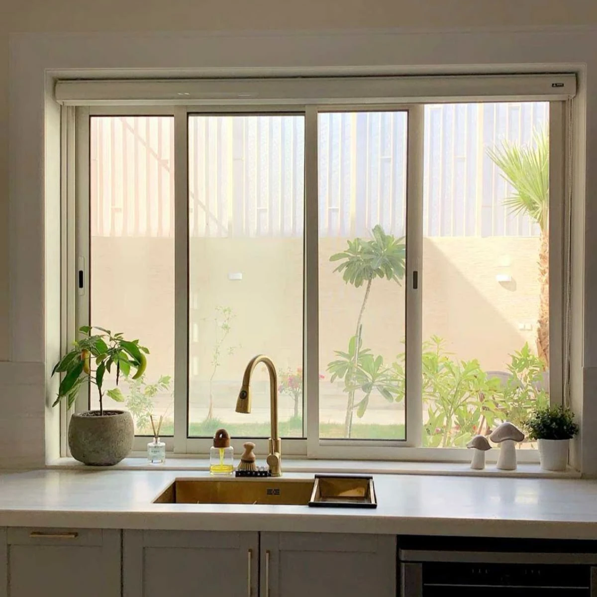 

Durable Sturdy Anti-theft Function Sliding Window with Simple Style High-transparent Tempered Waterproof Glass Sliding Window