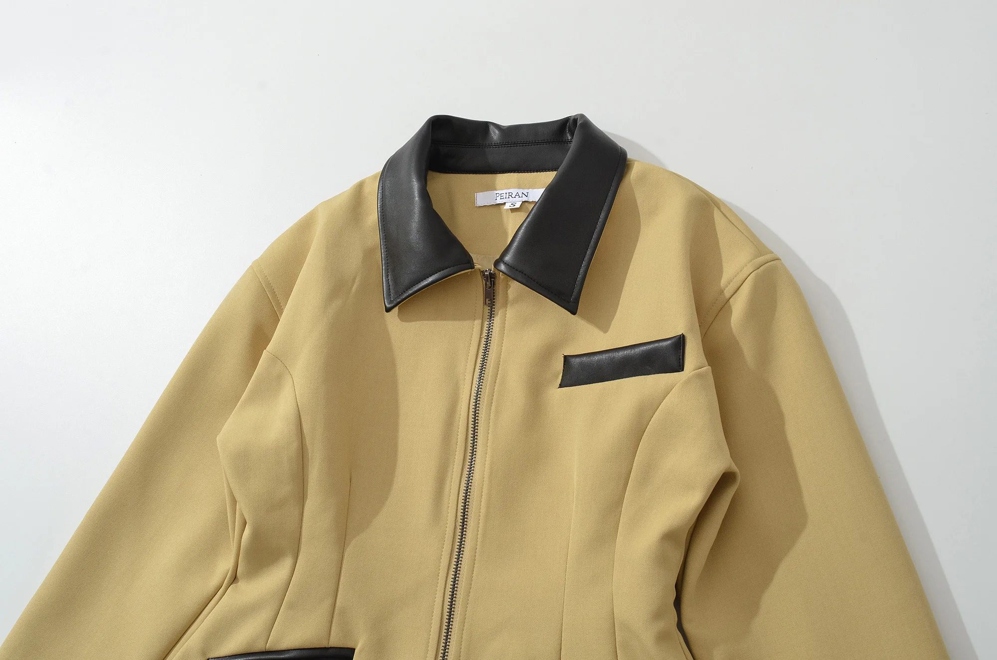 ملابس نسائية صيفية جديدة بمزاج عتيق بسيطة وعصرية بقصة ضيقة من الجلد الصناعي المرقعة وطية صدر السترة بأكمام طويلة