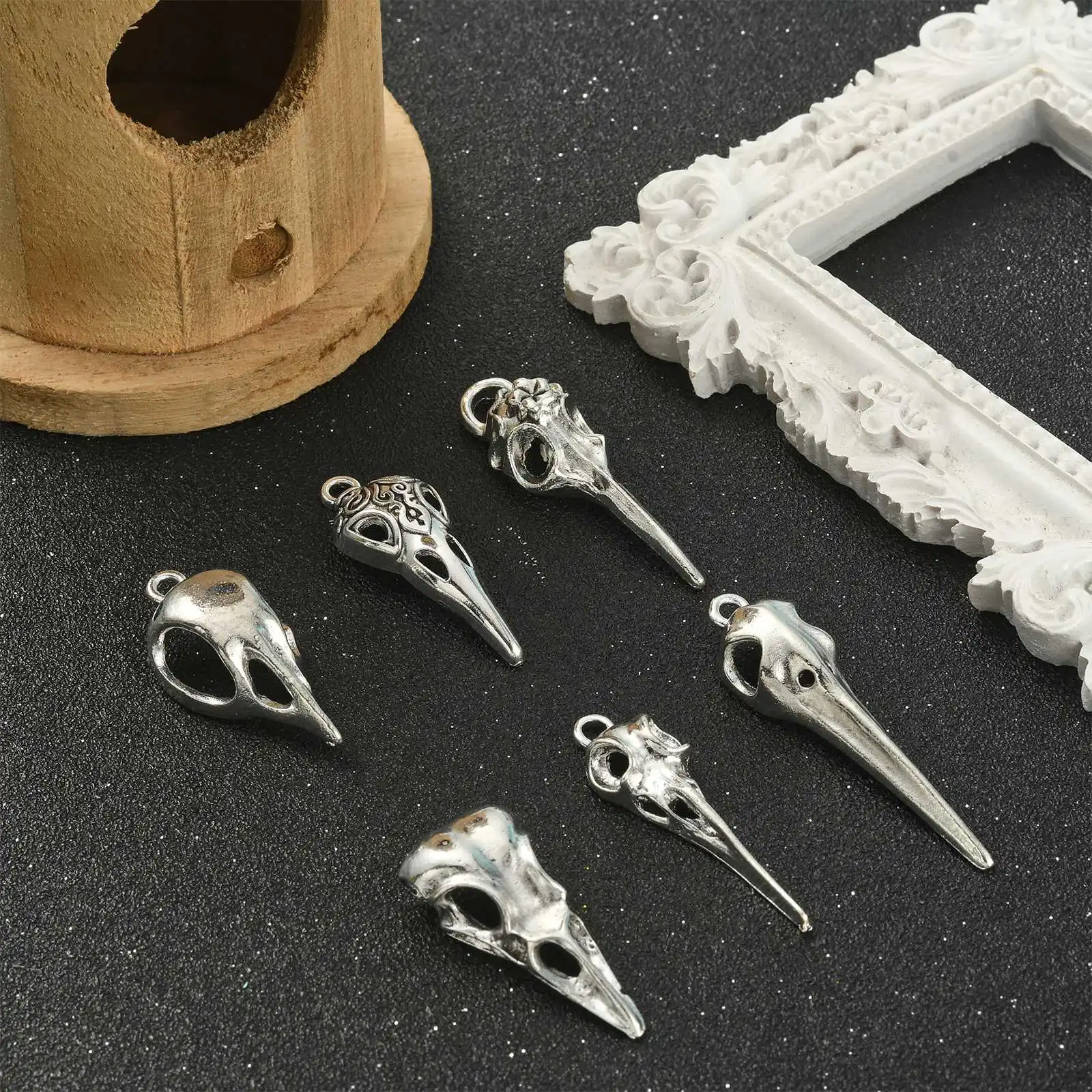PandaHall 30 Stück 6 Stile Vogelkopf Krähen-Schädel-Anhänger Phantom-Tierknochen-Skelett-Anhänger für Schmuckherstellung Halloween DIY – Detail 5