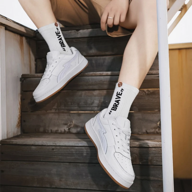 حذاء رجالي عصري جديد مستدير الأصابع غير رسمي خفيف الوزن للرجال مقاس كبير حذاء رياضي مناسب لجميع المواسم منخفض القمة مبركن