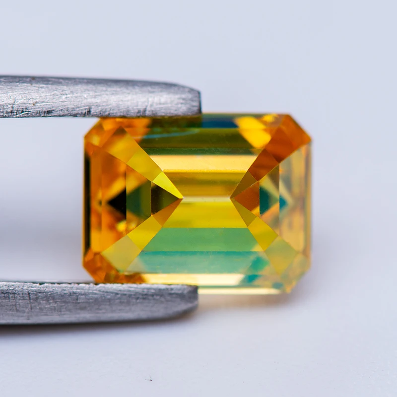 Pietra preziosa Moissanite Colore giallo dorato Diamante coltivato da laboratorio con taglio smeraldo per materiali avanzati per la creazione di