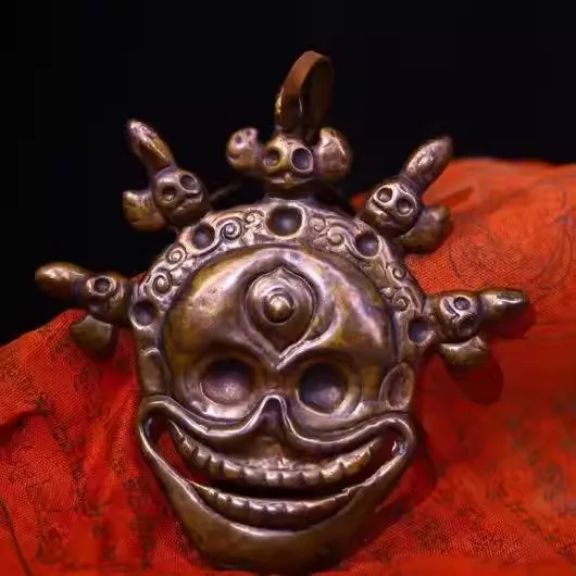 

Антикварный медный кулон-подвеска с ручной резьбой в виде черепа и тибетского Будды Пуминга