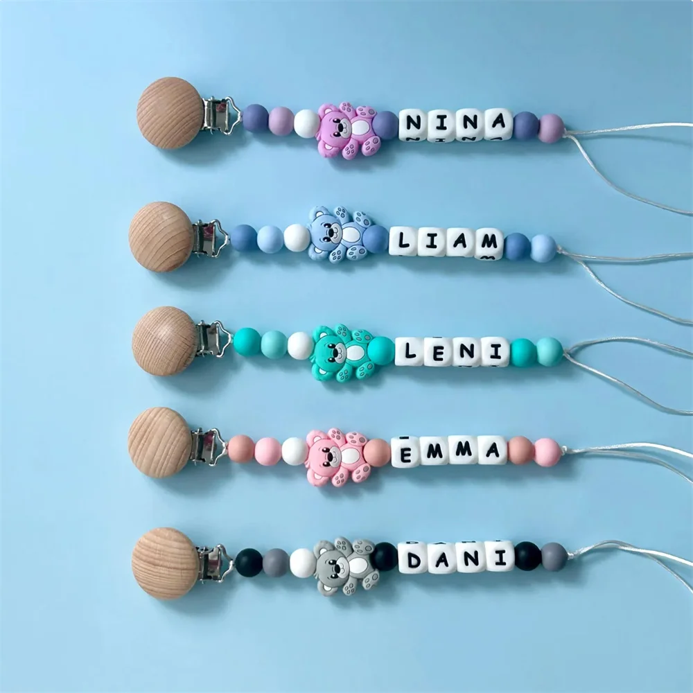 

Персонализированные силиконовые зажимы для сосок с бусинами и деревянными зажимами. Очаровательные подвески в виде медведей. Настраиваемые имена для младенцев.