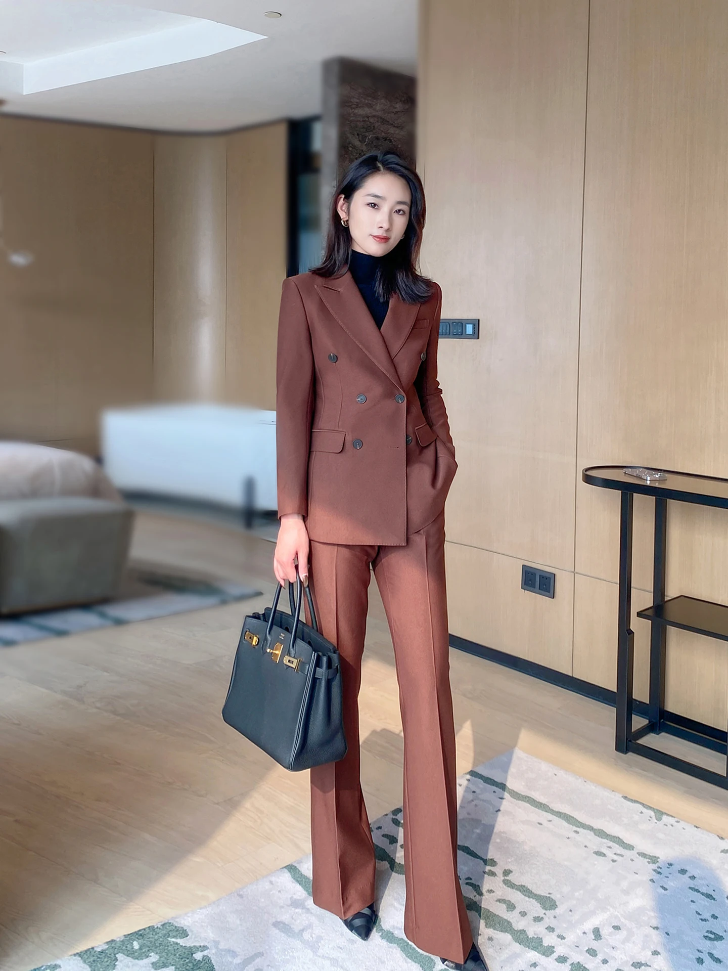 

Осенне-зимний женский приталенный двубортный костюм: пиджак и брюки клеш для деловых встреч, высокое качество, коричнево-красный