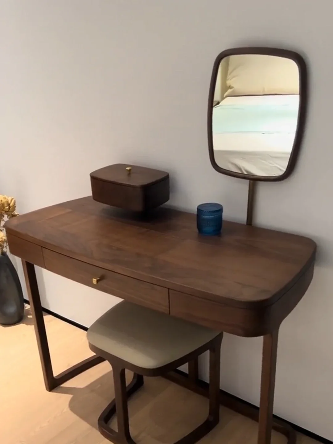 A  New Chinese-style North black walnut dresser combination villa B & B modern simple dressing table makeup stool