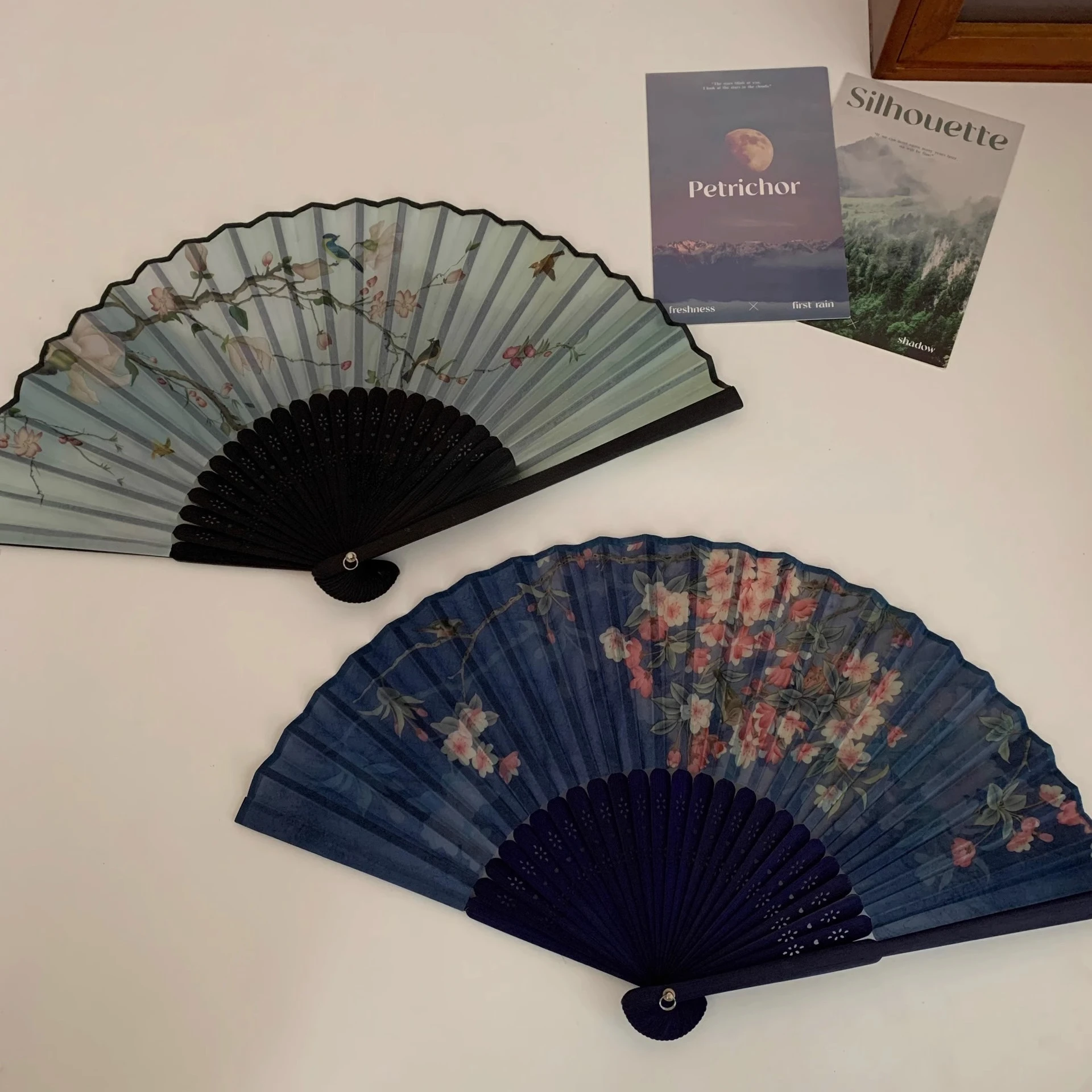 

Beautiful Magnolia Folding Fan Advanced Chinese Style Dancing Hanfu Cheongsam Exquisite Summer Portable Antique Fan
