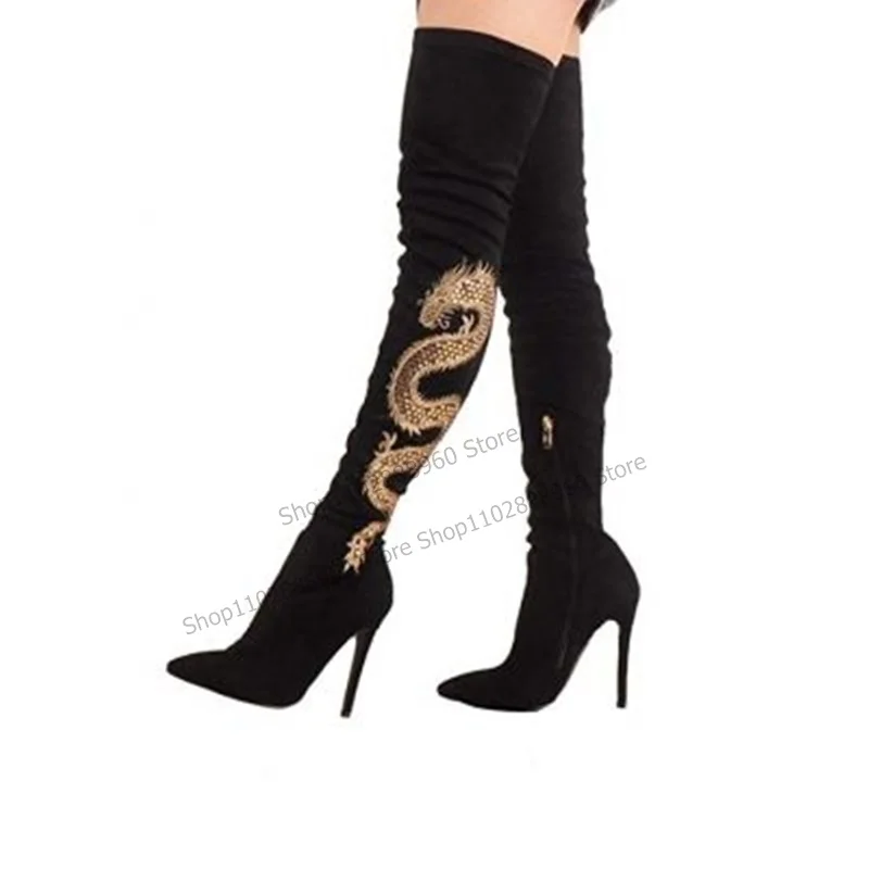 

Thigh High Black Flock Dragon Embroider Decor Boots Thin High Heel Women Shoes Side Zipper Pointed Toe 2023 Zapatos Para Mujere