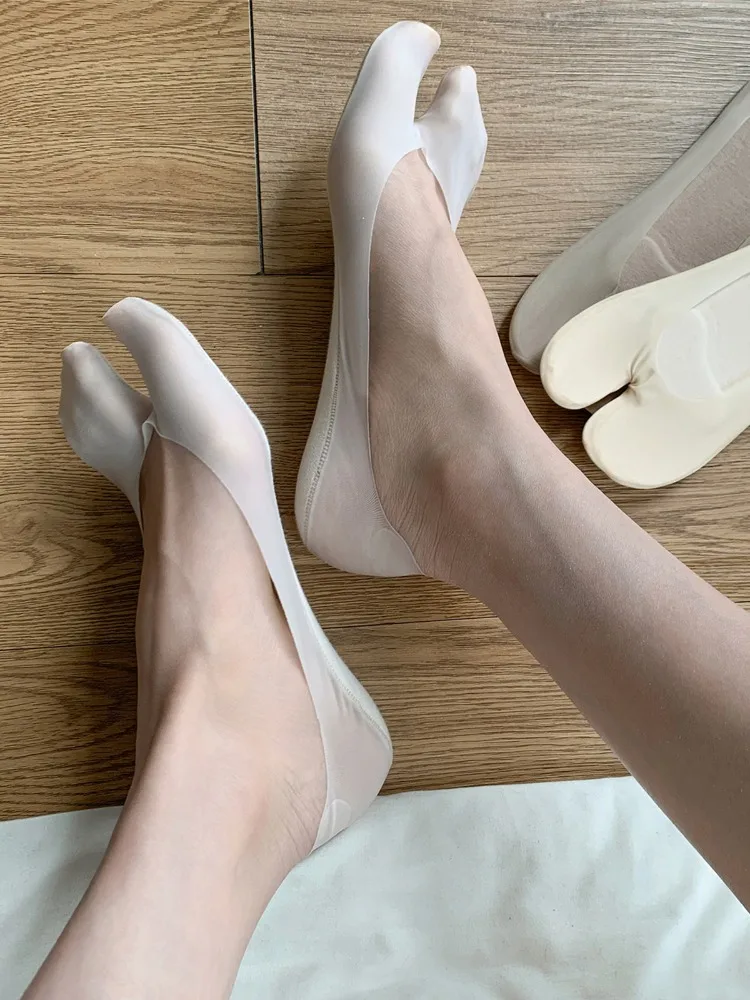 Women Invisible Tabi Socks Split 2 Toe Sock Summer Thin Breathable Ice Silk Silicone Non-Slip Heel Low Cut Socks for Flip Flops