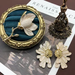 Vintage White Flower Enamel Brooches Earrings Trendy Drip Oil Accessories Pins Exquisite Lady Retro Party Jewelry Ear Rings Gift