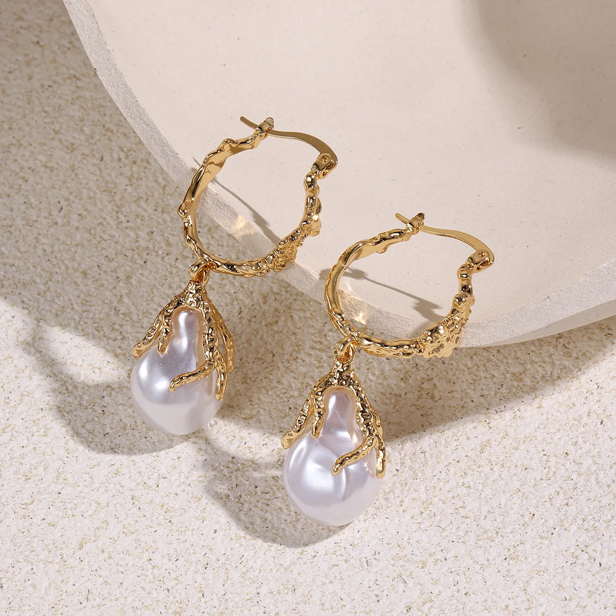 INS Cool Style Simple Dragon Claw Pearl Necklace Earrings for Women's Versatile Patchwork C-Shaped Diamond-Encrusted Earrings