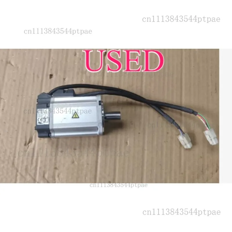 un-servomoteur-r88m-ke40030h-s2-z-04-kw-triphase-ac-106v-200hz-3000-tr-min-photo-reelle-prise