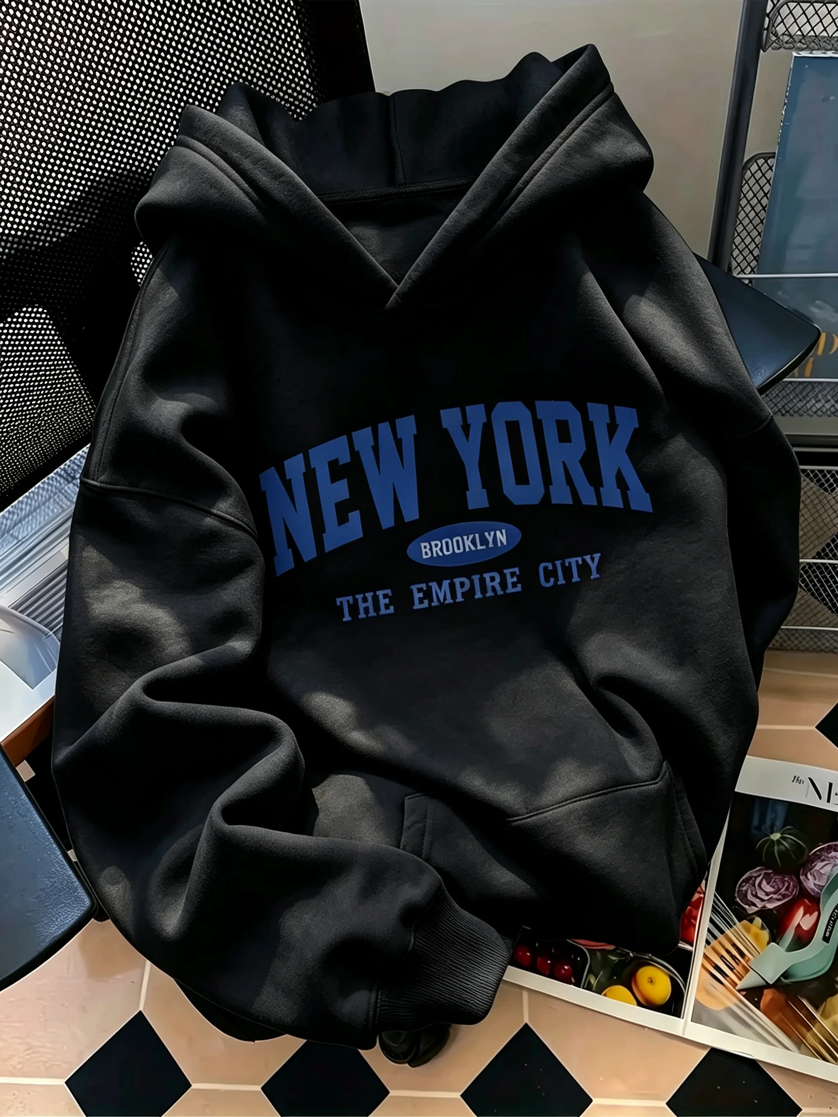 Damen-Hoodie mit lockerem Schnitt, Buchstaben- und geometrischem Muster, lässiger Streetwear-Pullover, langärmeliges Sweatshirt mit Kängurutasche für Damen. – Detail 11