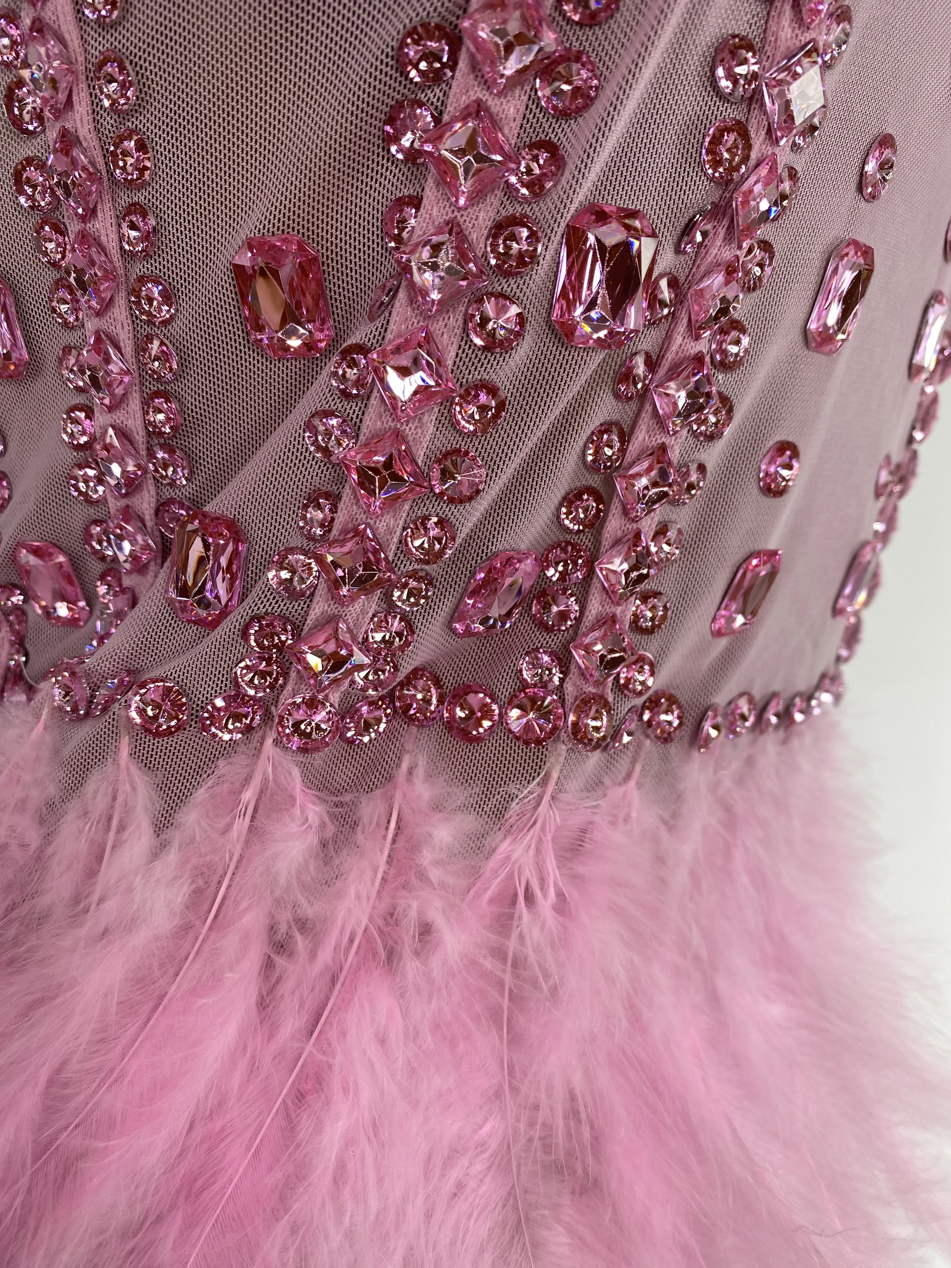 فستان عيد ميلاد وردي فاخر بأحجار الراين والريش مفتوح الساق ماكسي طويل قطعة واحدة للمشاهير رداء حفلات السهرة أزياء المسرح الرسمي