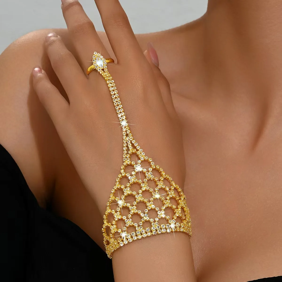 

2026 New LuxuryHand Chain Bracelet Full Rhinestone Mesh Design with Attached Ring Glam Hand Jewelry for Prom