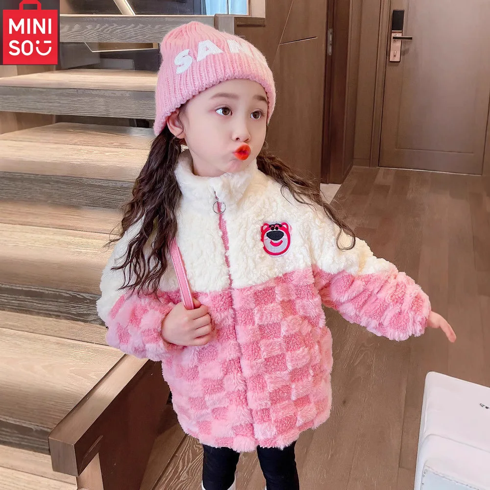 

MINISO зимний флисовый теплый клетчатый свитер 2025 зимний наряд для маленьких девочек куртка с изображением клубничного медведя