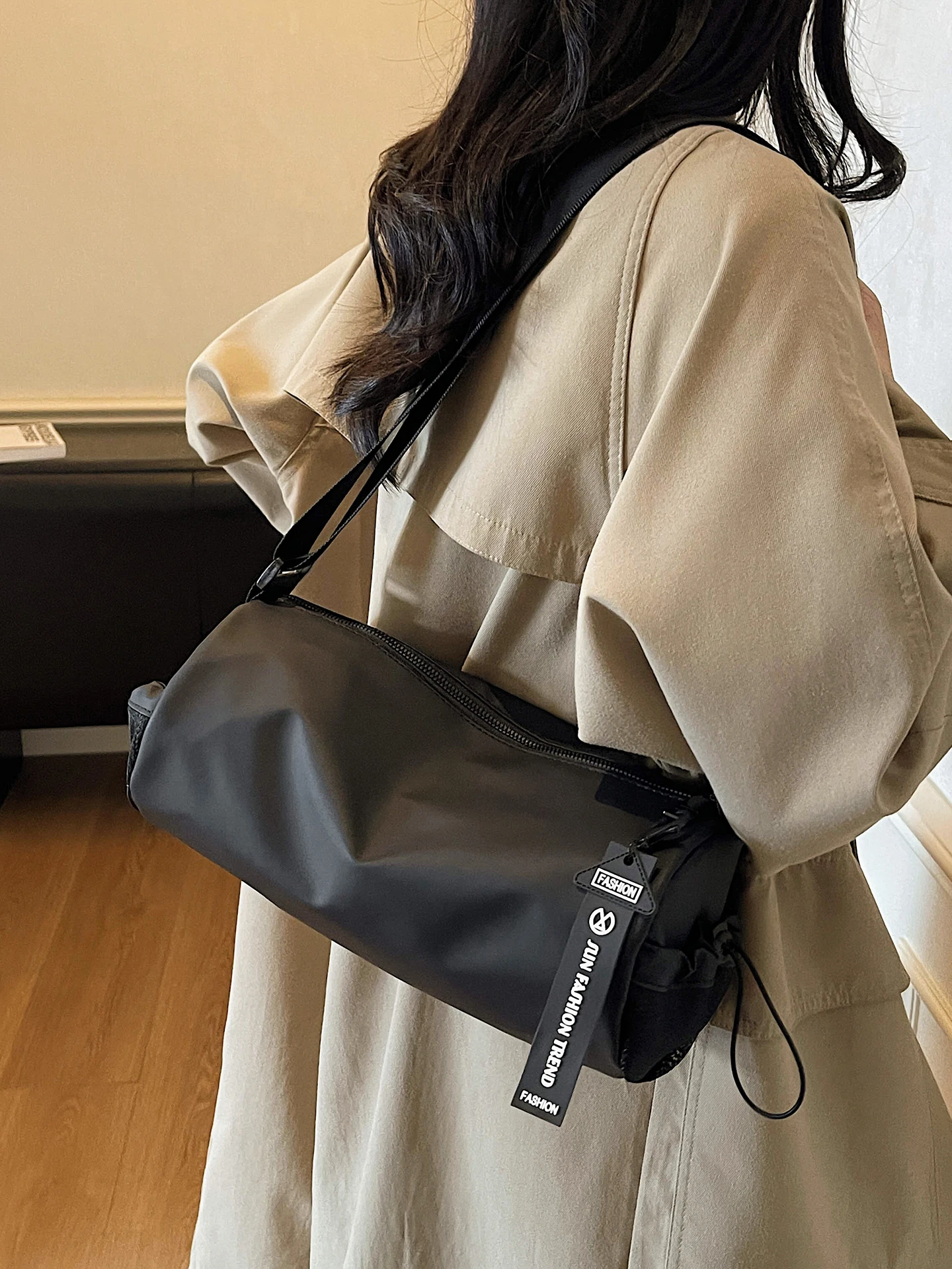 Unisex Casual Style round Cylinder Crossbody Bag Fashionable Commuter Bag Waterproof Shoulder Bag for Men And Women