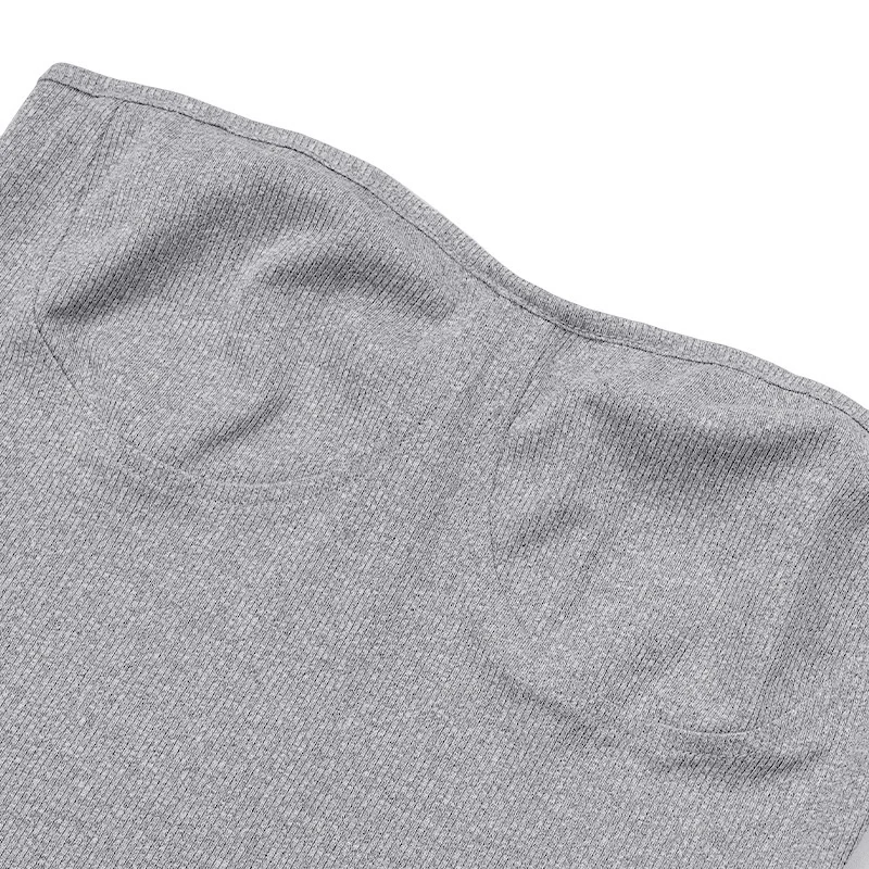 Sommerliches Damen-Set, bestehend aus einem trägerlosen Oberteil und einer kurzen Hose, zweiteilig, geripptes Strickoberteil mit seitlichem Schlitz, figurbetonte kurze Hose, passendes Outfit, Dropshipping. – Detail 4