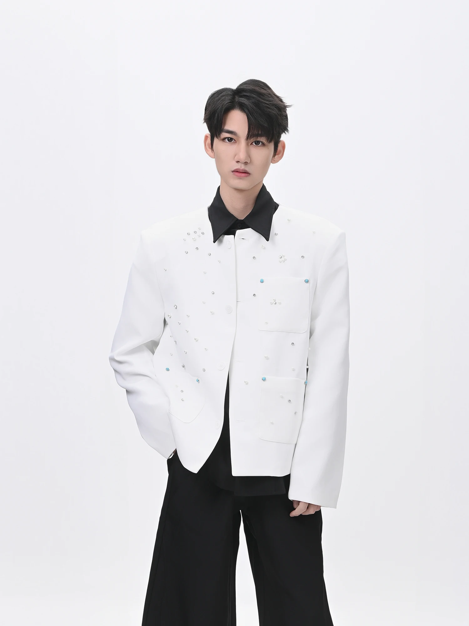 ผู้ชายสีทึบ Chic สั้น Blazers Men's High-end Pearl Diamond ตกแต่งลูกปัดออกแบบไม่มีปกไหล่เบาะแจ็คเก็ตสูท