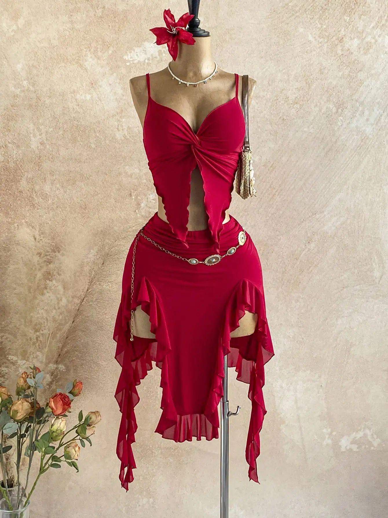 

Красный комплект: топ с завязками спереди и асимметричная юбка с рюшами для вечеринки